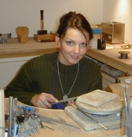 Mirjam Schrey in der Werkstatt ihres Ateliers